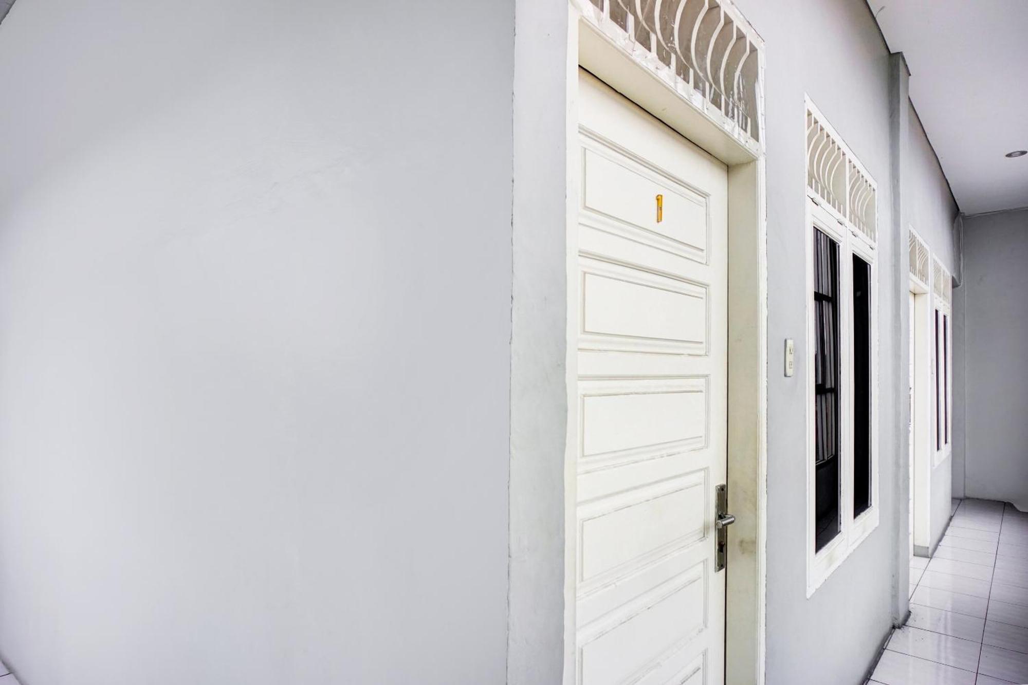 Oyo 93071 Home Stay Kembar Syariah Binjai Exterior foto