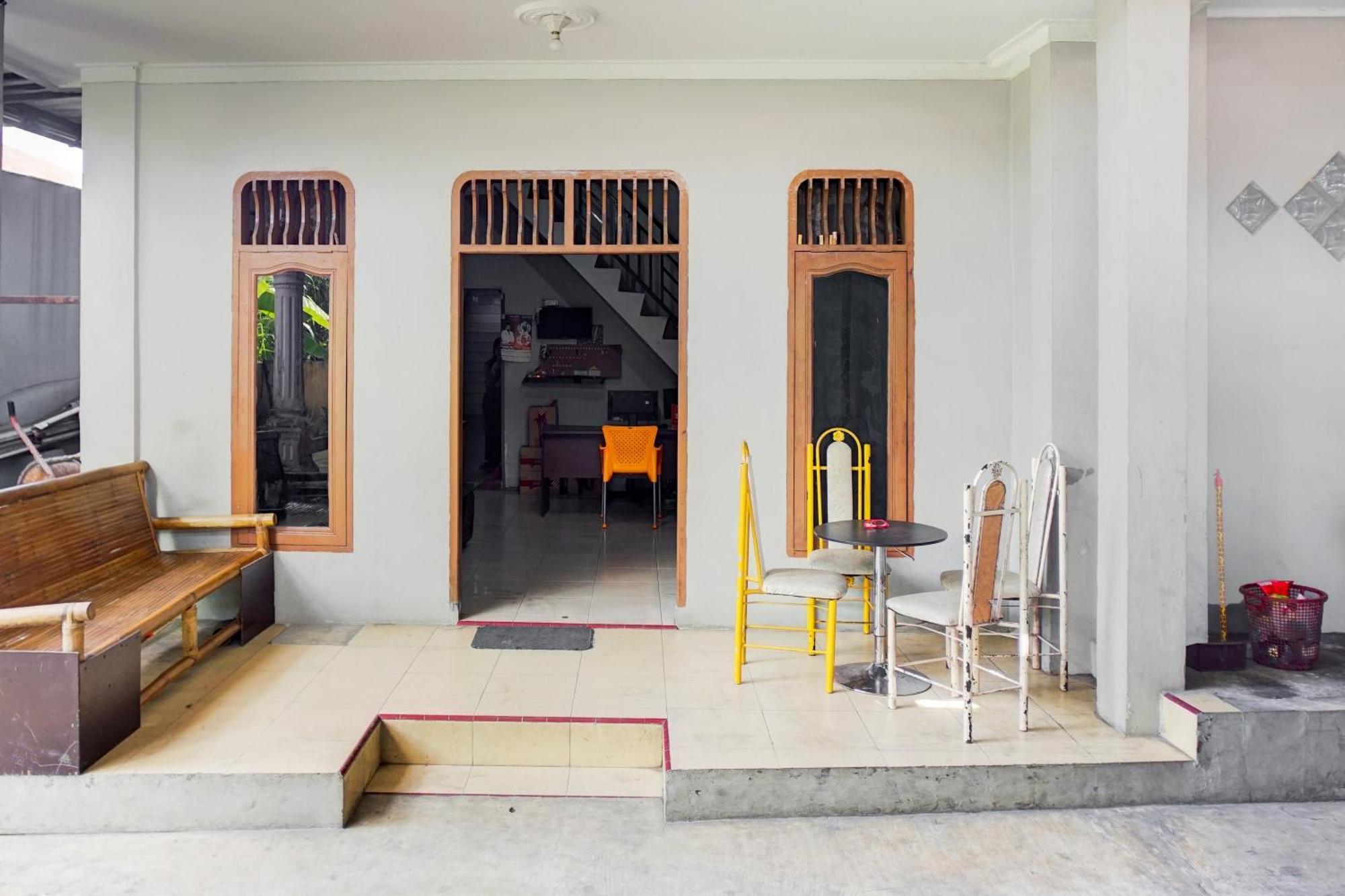 Oyo 93071 Home Stay Kembar Syariah Binjai Exterior foto